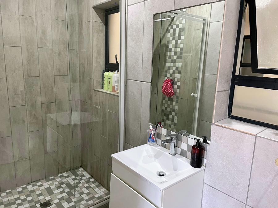 2 Bedroom Property for Sale in Die Hoewes Gauteng