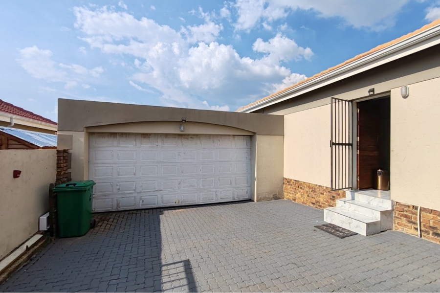 3 Bedroom Property for Sale in Sundowner Gauteng