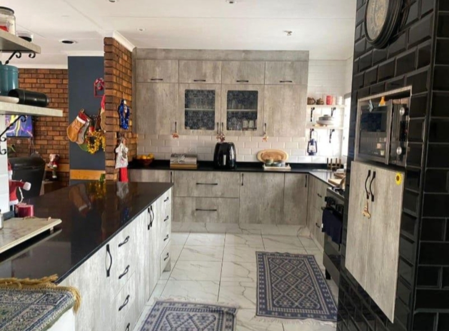 4 Bedroom Property for Sale in Glenvista Gauteng