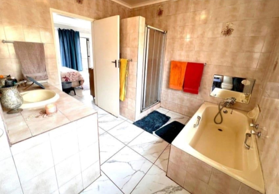 4 Bedroom Property for Sale in Glenvista Gauteng