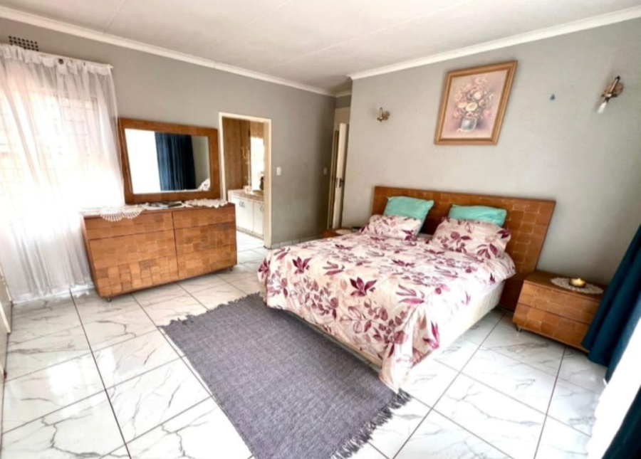 4 Bedroom Property for Sale in Glenvista Gauteng