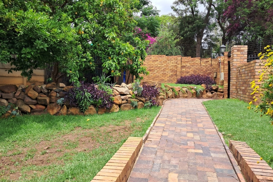 To Let 1 Bedroom Property for Rent in Fourways Gauteng