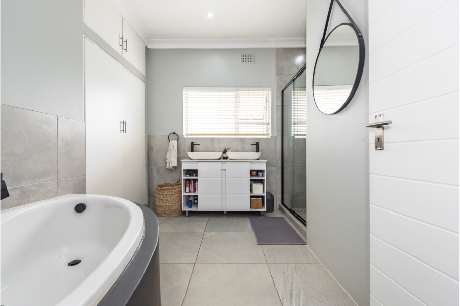 3 Bedroom Property for Sale in Lakeside Gauteng