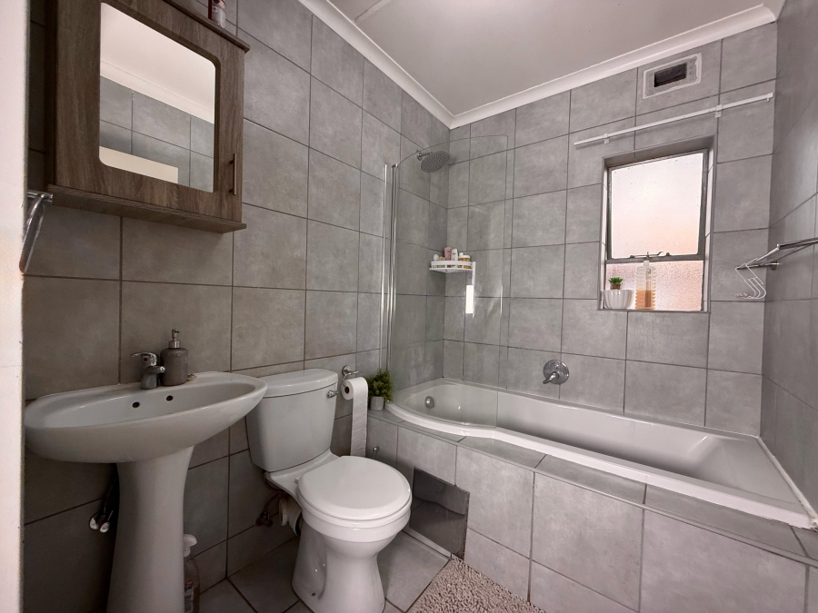 2 Bedroom Property for Sale in Heuweloord Gauteng