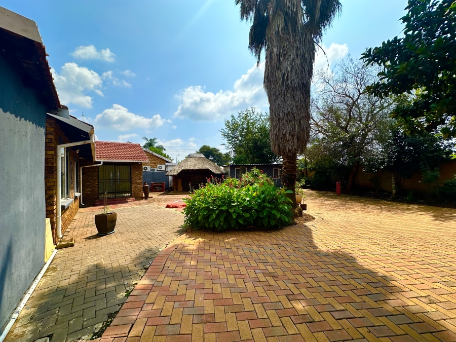 To Let 5 Bedroom Property for Rent in Wierda Park Gauteng