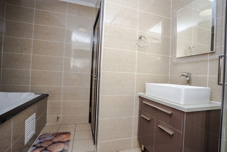 1 Bedroom Property for Sale in Blue Hills Gauteng