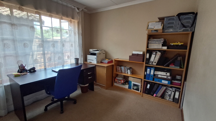 To Let 3 Bedroom Property for Rent in Die Hoewes Gauteng