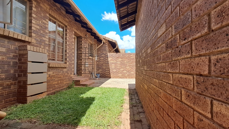 To Let 3 Bedroom Property for Rent in Die Hoewes Gauteng