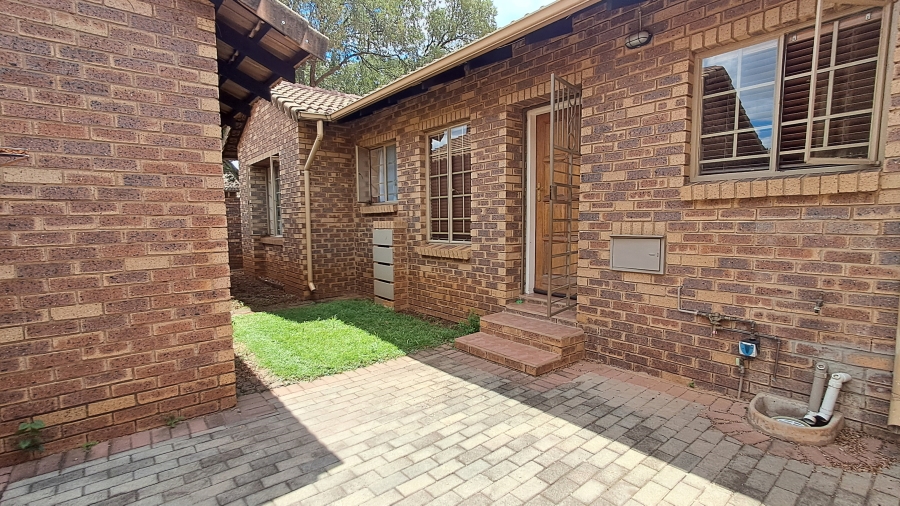 To Let 3 Bedroom Property for Rent in Die Hoewes Gauteng