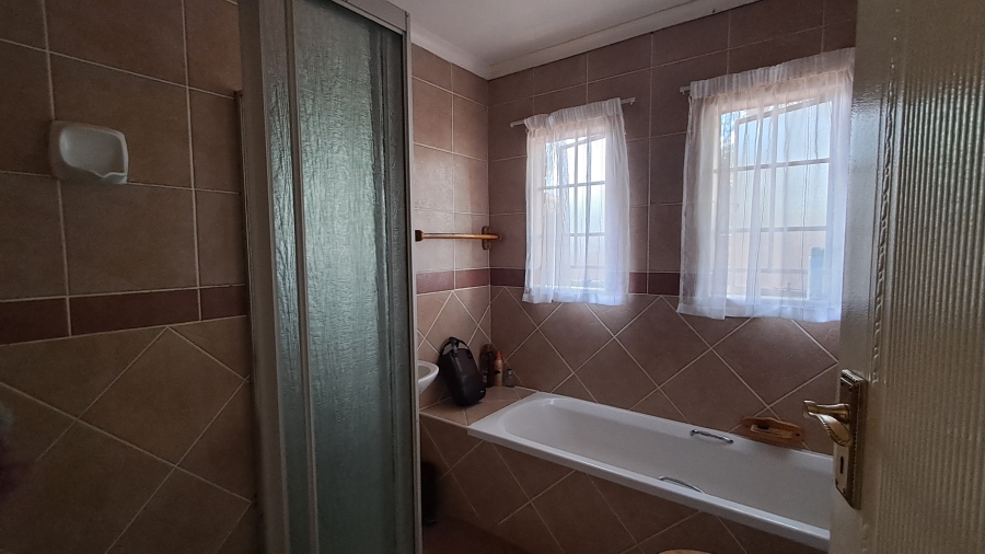 To Let 3 Bedroom Property for Rent in Die Hoewes Gauteng