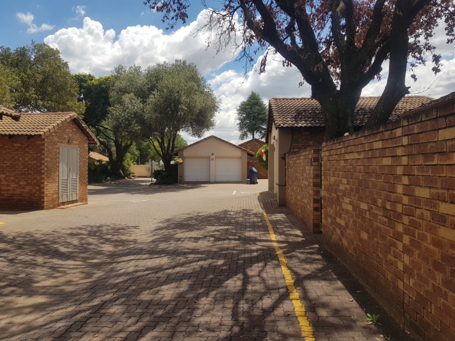 To Let 3 Bedroom Property for Rent in Die Hoewes Gauteng