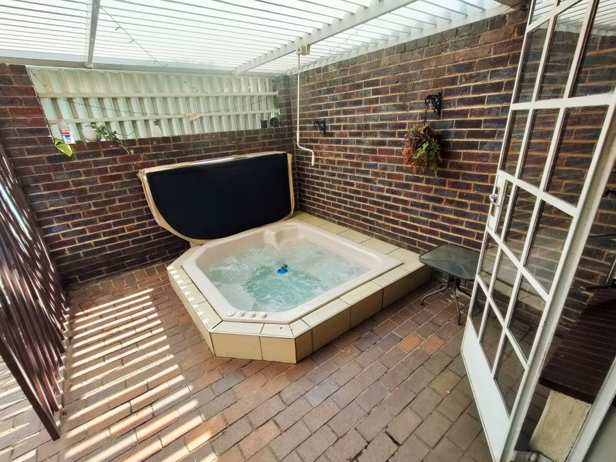 4 Bedroom Property for Sale in Brackenhurst Gauteng