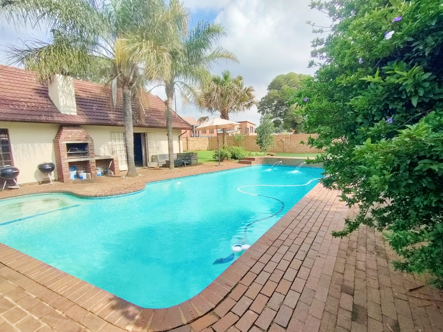4 Bedroom Property for Sale in Brackenhurst Gauteng
