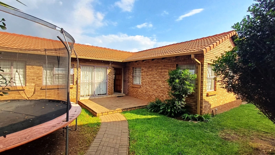 3 Bedroom Property for Sale in Die Hoewes Gauteng