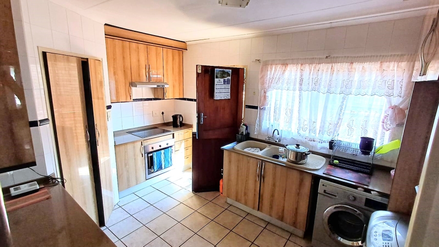 3 Bedroom Property for Sale in Die Hoewes Gauteng