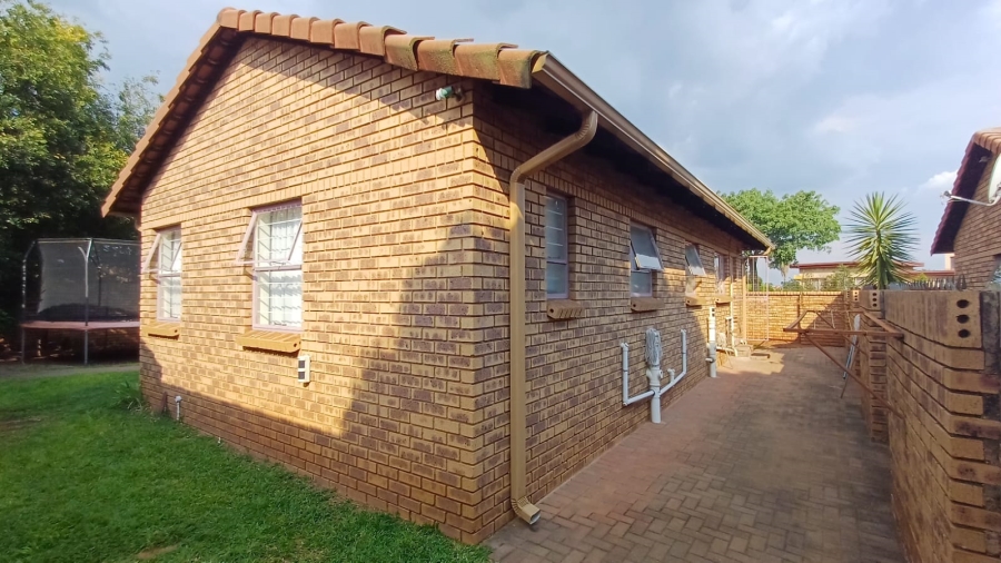 3 Bedroom Property for Sale in Die Hoewes Gauteng