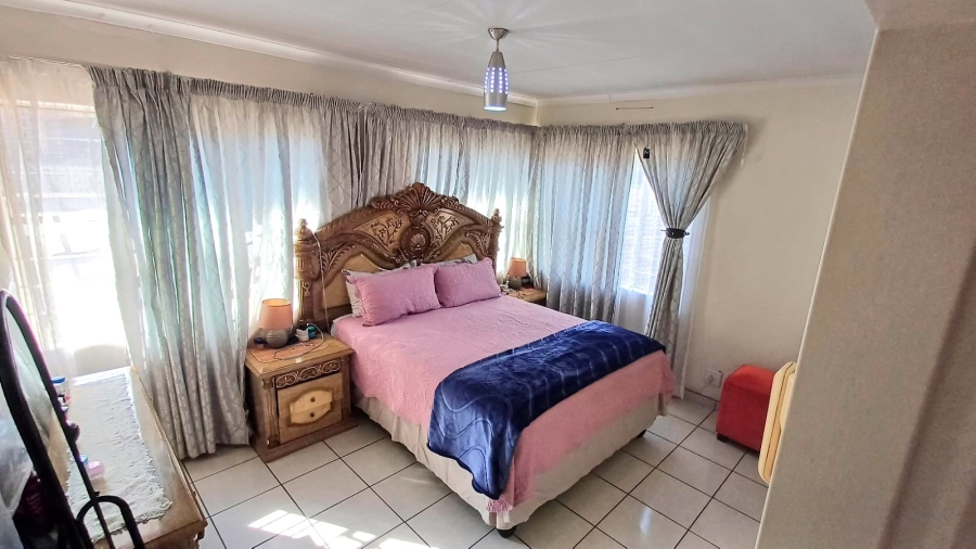 3 Bedroom Property for Sale in Die Hoewes Gauteng