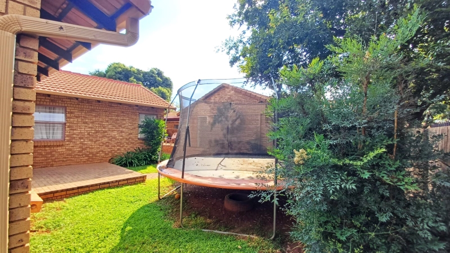 3 Bedroom Property for Sale in Die Hoewes Gauteng