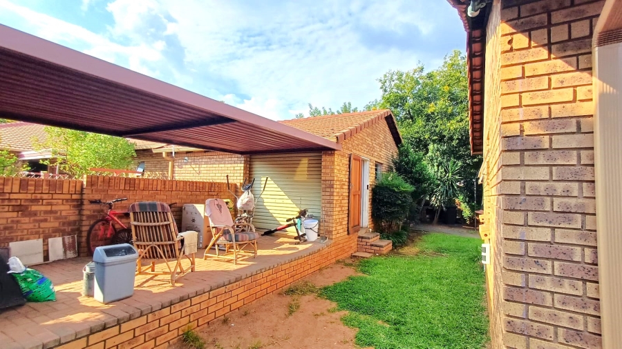 3 Bedroom Property for Sale in Die Hoewes Gauteng