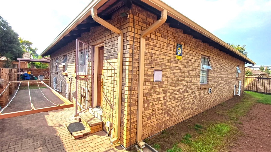 3 Bedroom Property for Sale in Die Hoewes Gauteng