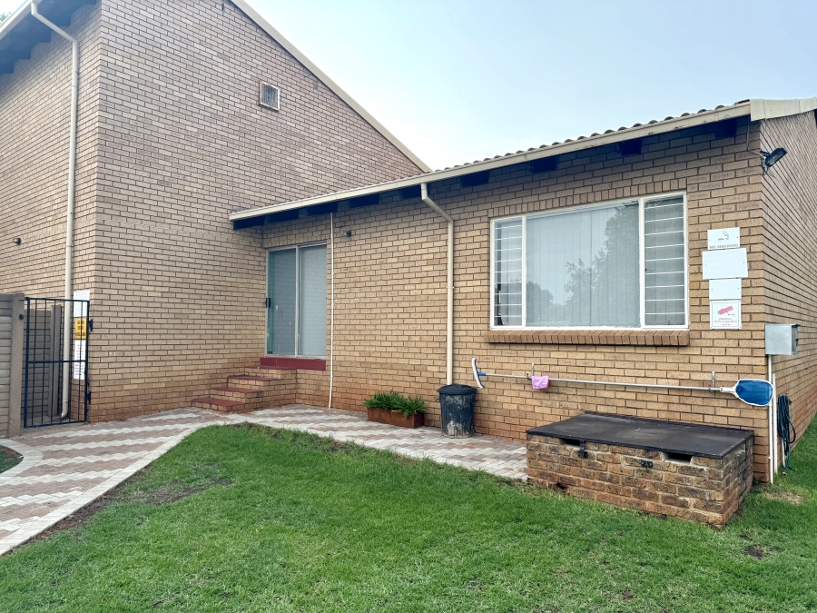 2 Bedroom Property for Sale in La Montagne Gauteng