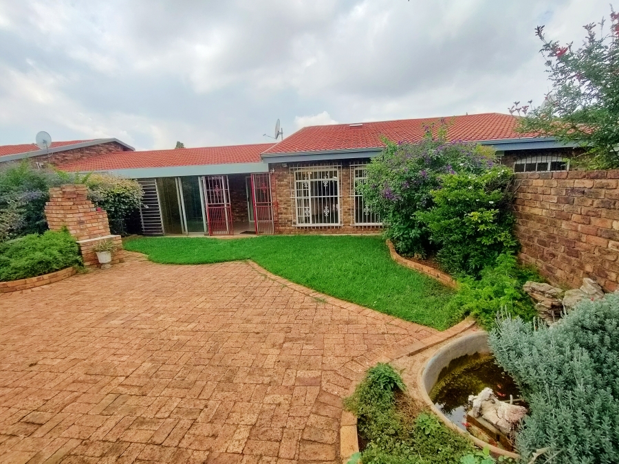 3 Bedroom Property for Sale in Brackenhurst Gauteng