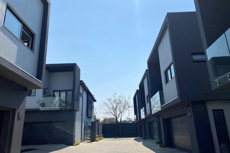 To Let 4 Bedroom Property for Rent in Bryanston Gauteng