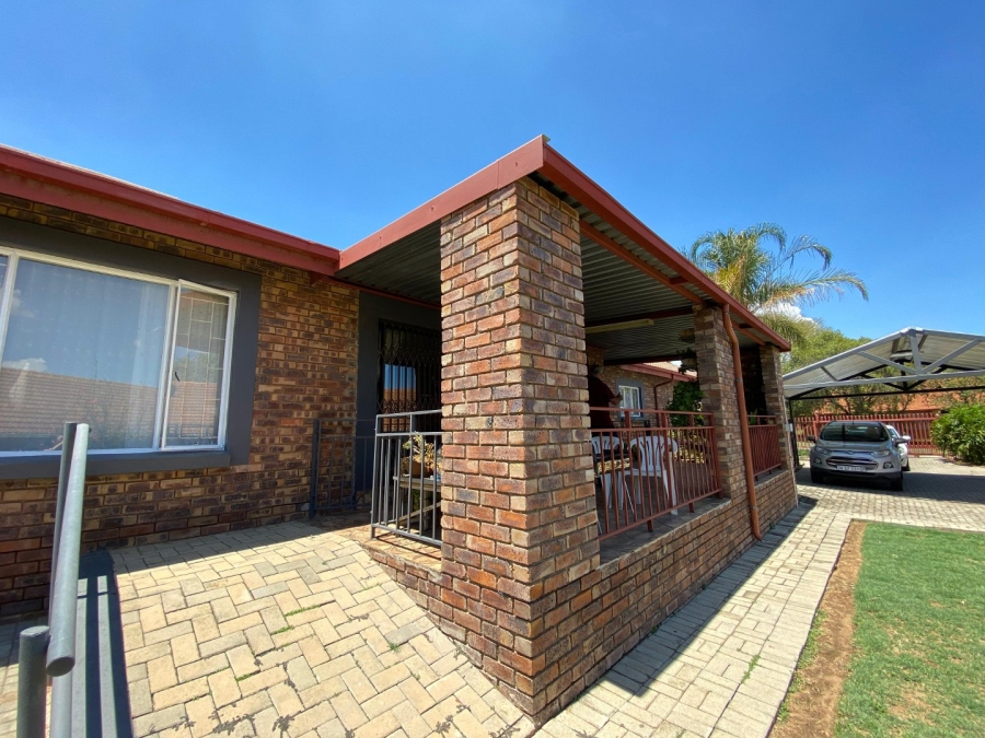 5 Bedroom Property for Sale in The Reeds Gauteng