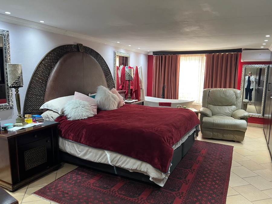 10 Bedroom Property for Sale in Faerie Glen Gauteng