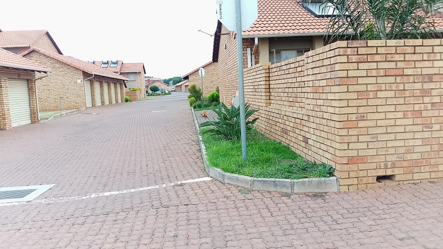 To Let 2 Bedroom Property for Rent in Monavoni Gauteng