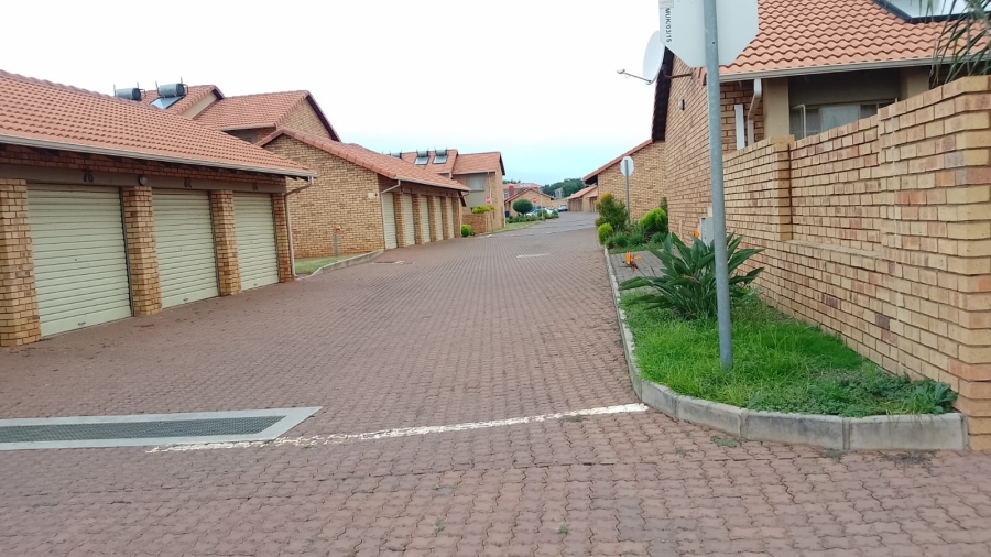 To Let 2 Bedroom Property for Rent in Monavoni Gauteng