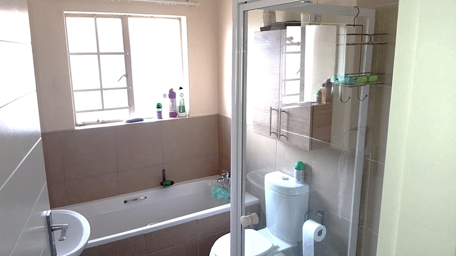 To Let 2 Bedroom Property for Rent in Monavoni Gauteng