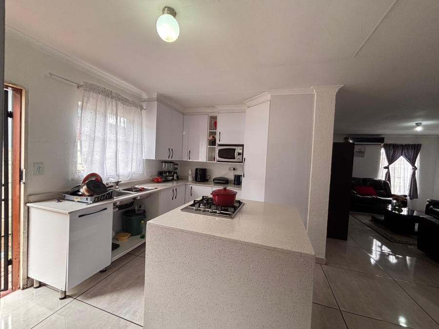 To Let 3 Bedroom Property for Rent in Olievenhoutbosch Gauteng