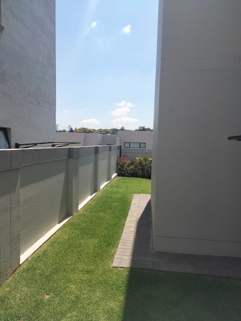 1 Bedroom Property for Sale in Lonehill Gauteng