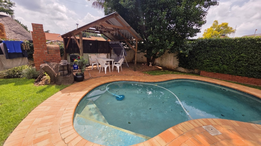 5 Bedroom Property for Sale in Sinoville Gauteng