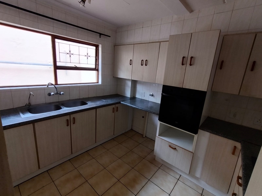 To Let 2 Bedroom Property for Rent in Kenmare Gauteng