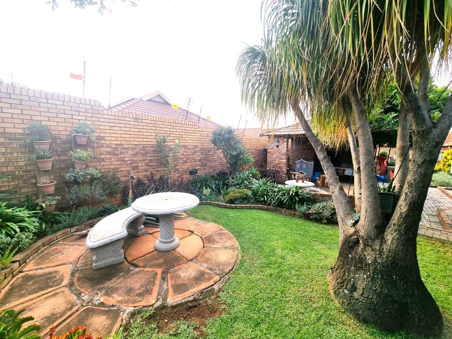 4 Bedroom Property for Sale in Eldoraigne Gauteng