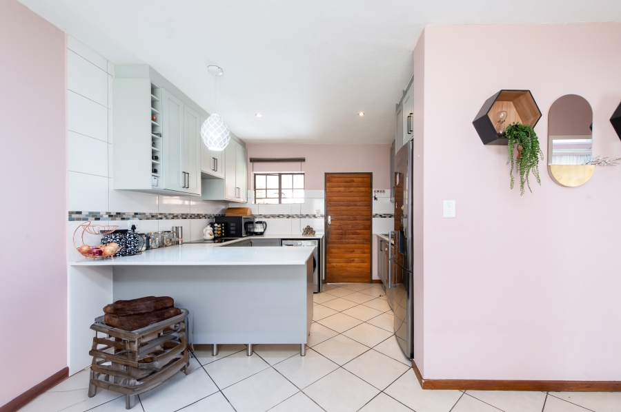 2 Bedroom Property for Sale in Noordwyk Gauteng