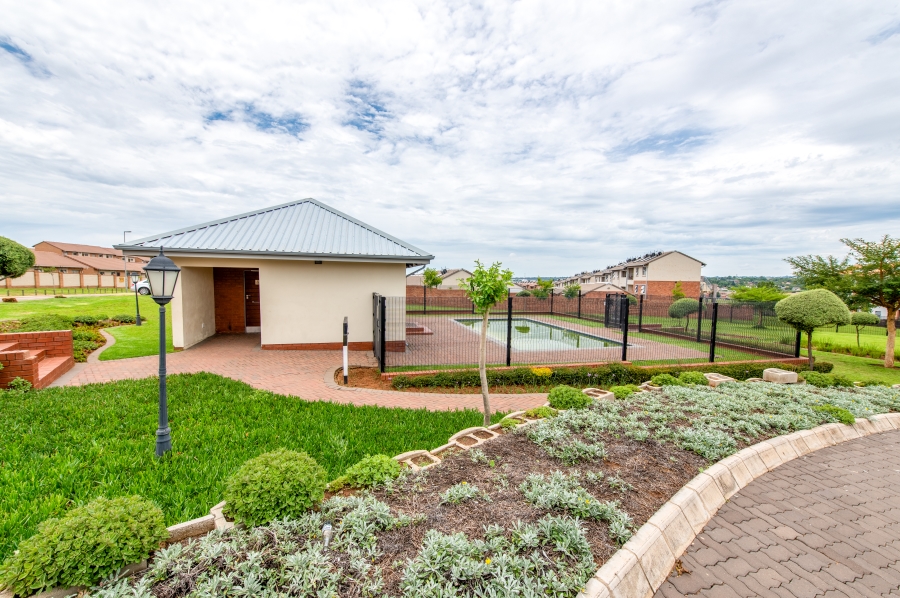 2 Bedroom Property for Sale in Noordwyk Gauteng