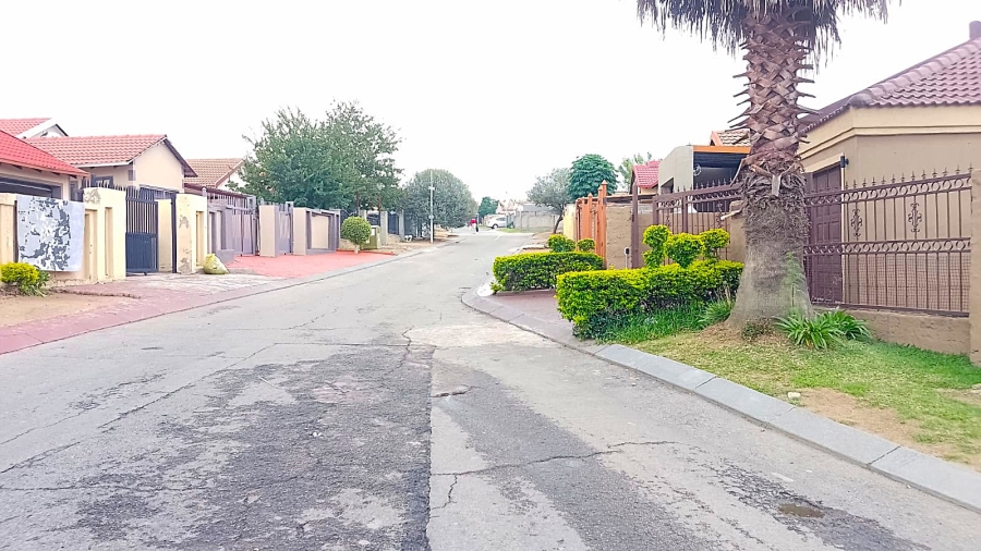 To Let 3 Bedroom Property for Rent in Olievenhoutbosch Gauteng