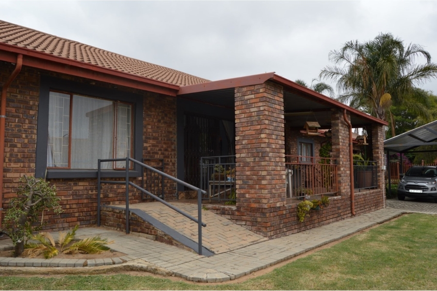 5 Bedroom Property for Sale in The Reeds Gauteng