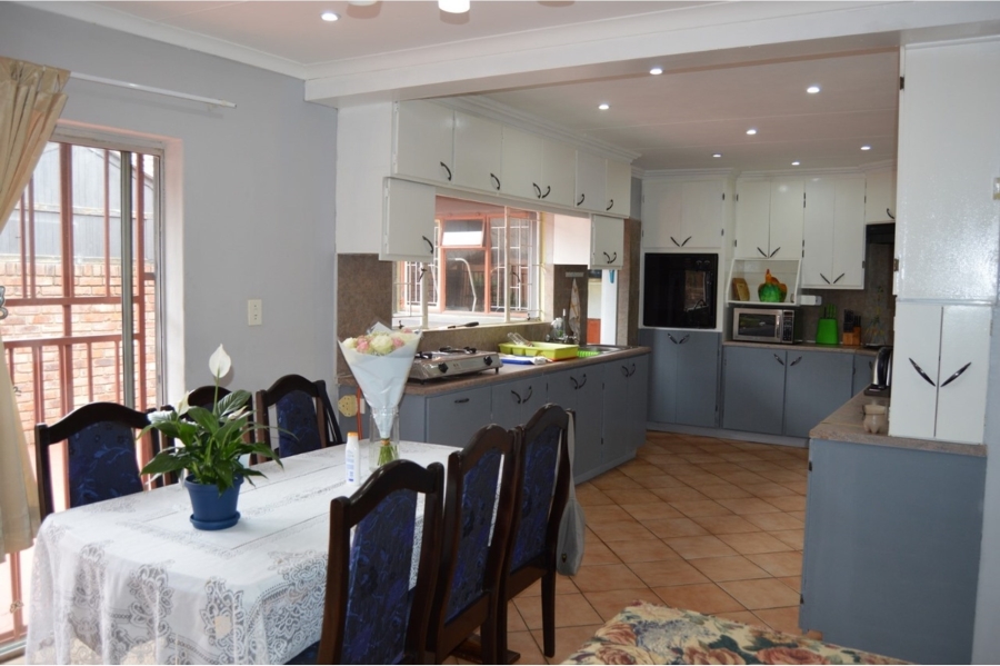 5 Bedroom Property for Sale in The Reeds Gauteng