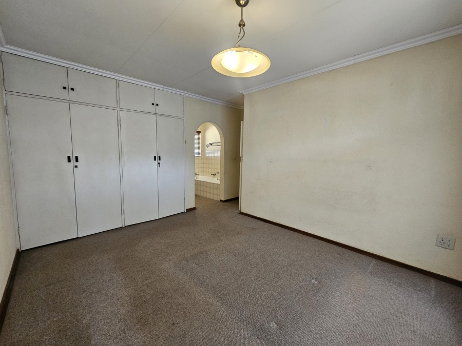 4 Bedroom Property for Sale in Wilro Park Gauteng