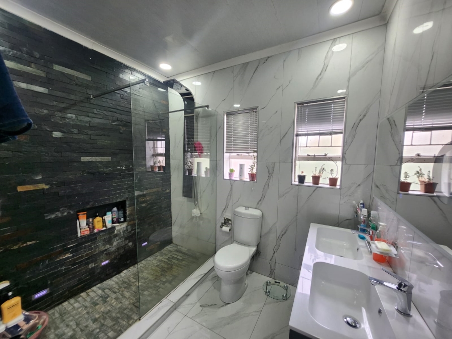 5 Bedroom Property for Sale in Dalpark Proper Gauteng