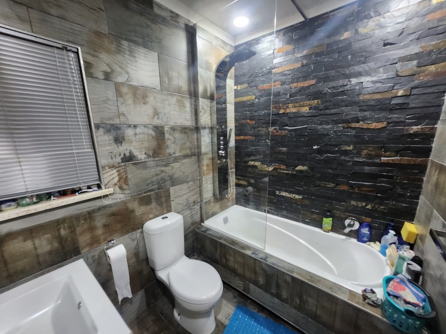 5 Bedroom Property for Sale in Dalpark Proper Gauteng