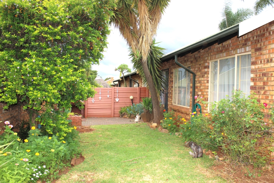2 Bedroom Property for Sale in Rooihuiskraal North Gauteng