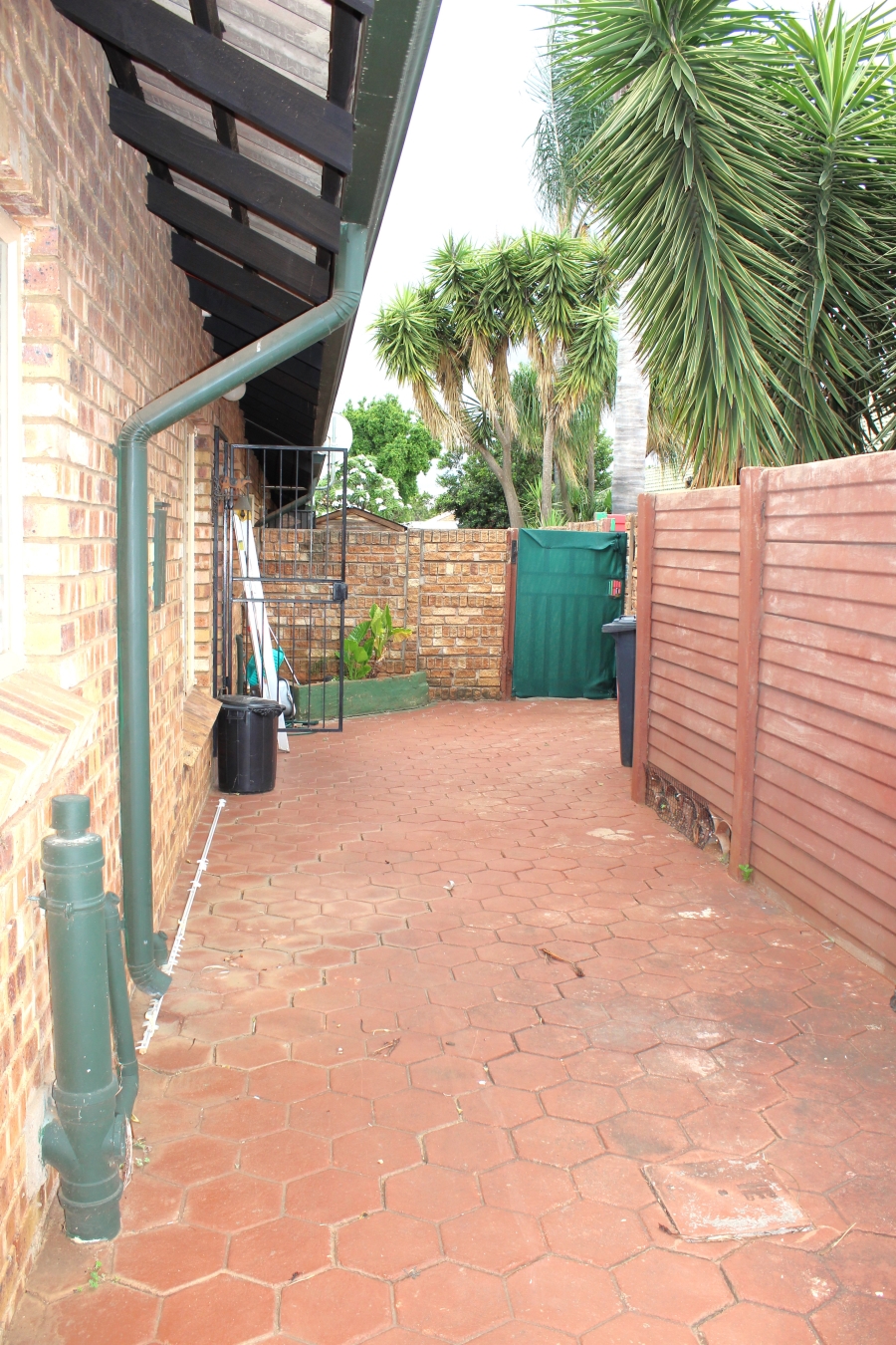 2 Bedroom Property for Sale in Rooihuiskraal North Gauteng