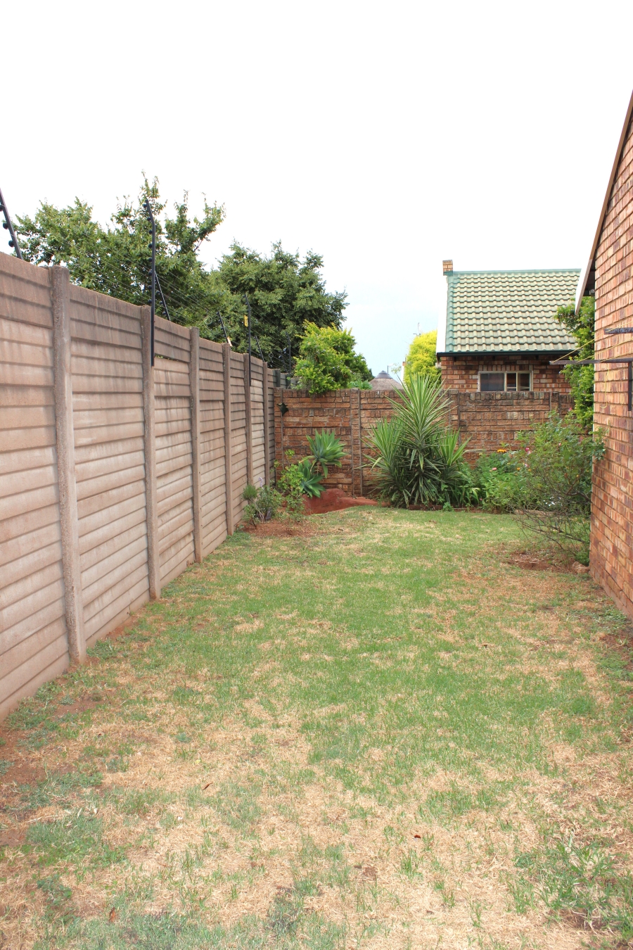 2 Bedroom Property for Sale in Rooihuiskraal North Gauteng
