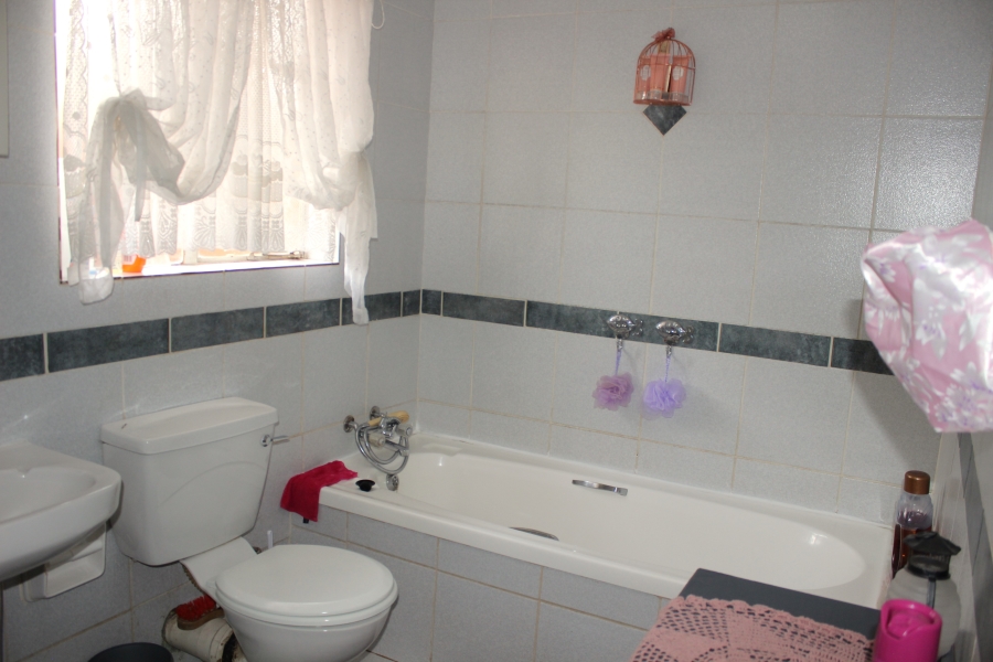 2 Bedroom Property for Sale in Rooihuiskraal North Gauteng