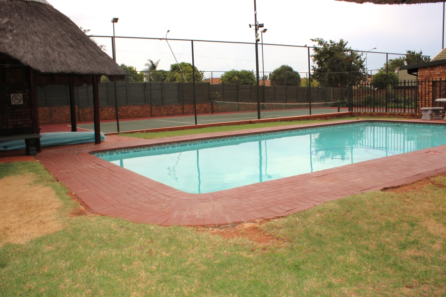2 Bedroom Property for Sale in Rooihuiskraal North Gauteng
